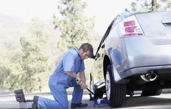 汽車爆胎怎么辦？你應該知道的換胎知識！